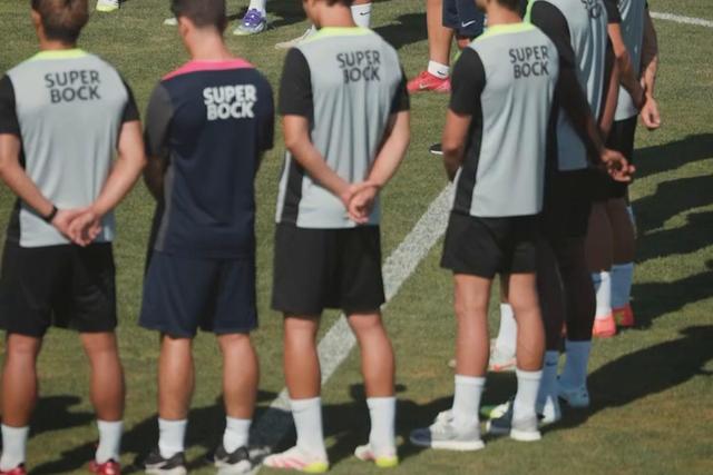A homenagem do plantel do Sporting a Diogo Jota e André Silva