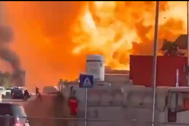 Explosão envolve Roma em bola de fogo