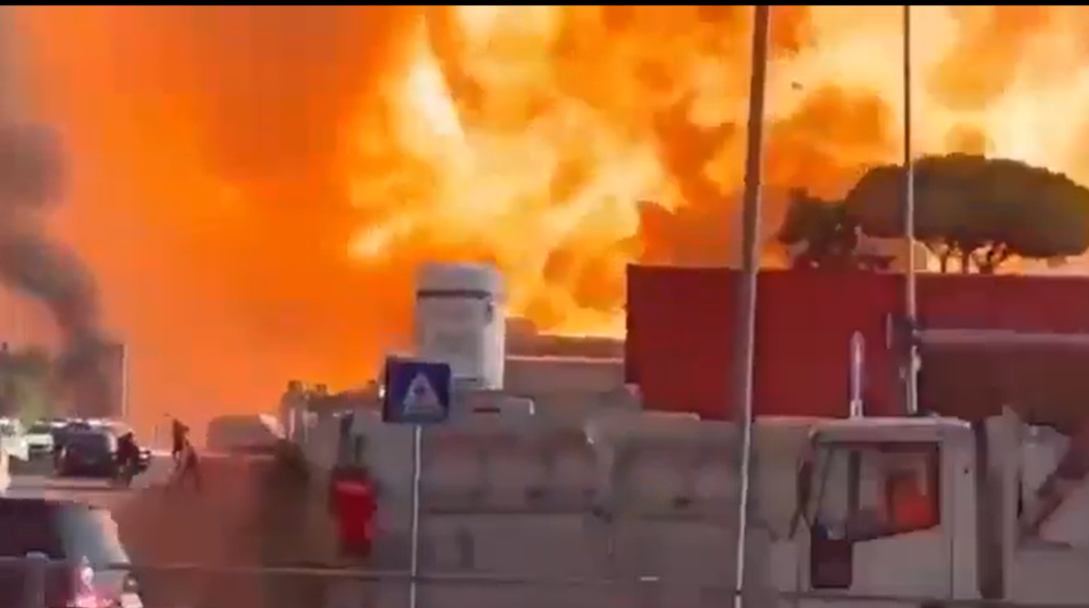 Explosão envolve Roma em bola de fogo