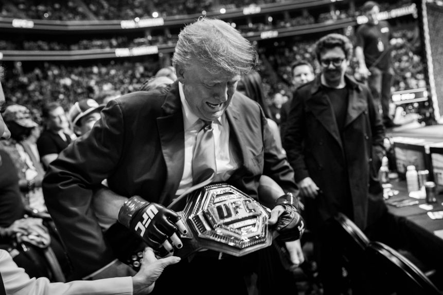Trump com o cinto de campeão da UFC