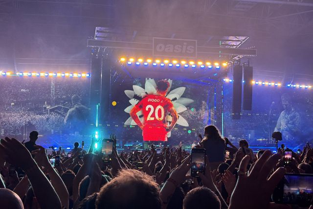 Oasis dedicam 'Live forever' e projetam imagem de Diogo Jota (vídeo)