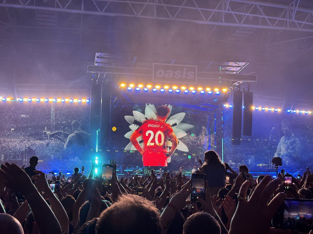 Oasis dedicam 'Live forever' e projetam imagem de Diogo Jota (vídeo)