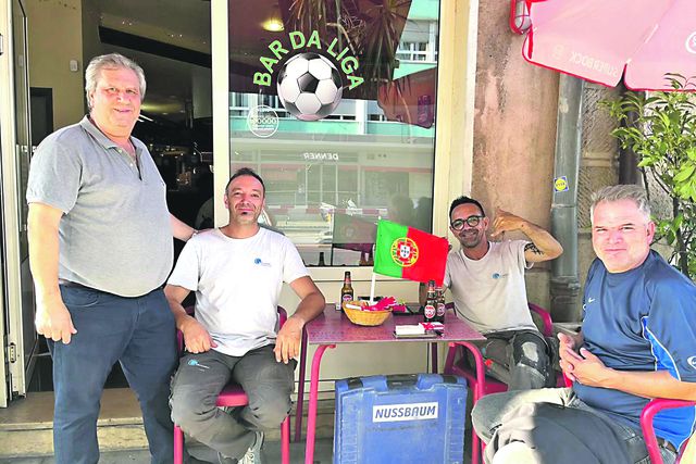 Leonel Oliveira, o proprietário, com os portugueses Marinho Duarte, Vasco Martins e Carlos Vieira