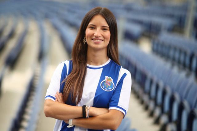 Carolina Aroso renova contrato com o FC Porto