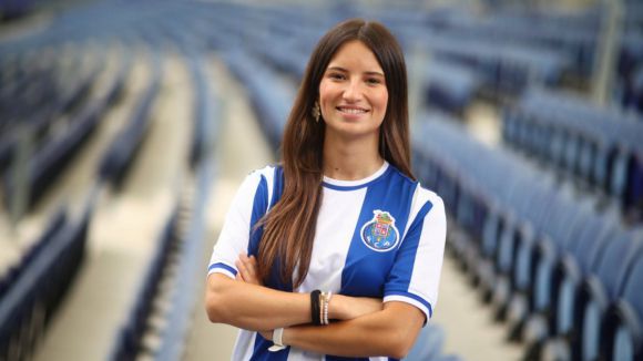 Carolina Aroso renova contrato com o FC Porto