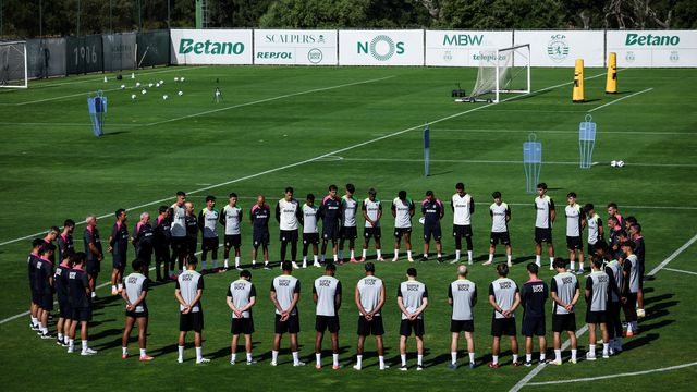 Minuto de silêncio antes do treino (Foto Sporting)