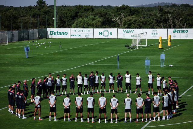 Minuto de silêncio antes do treino (Foto Sporting)