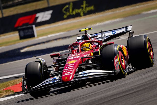 'Sir' Lewis Hamilton é o mais rápido em casa