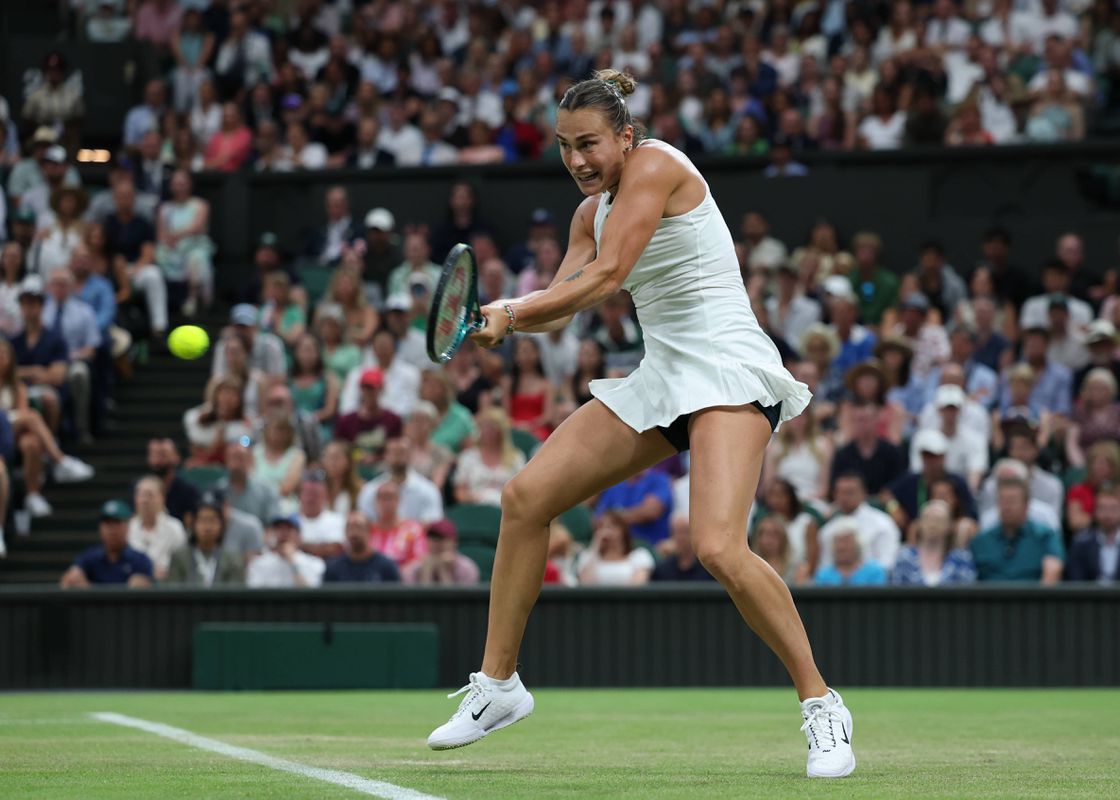 Sabalenka afasta Raducanu para avançar em Wimbledon
