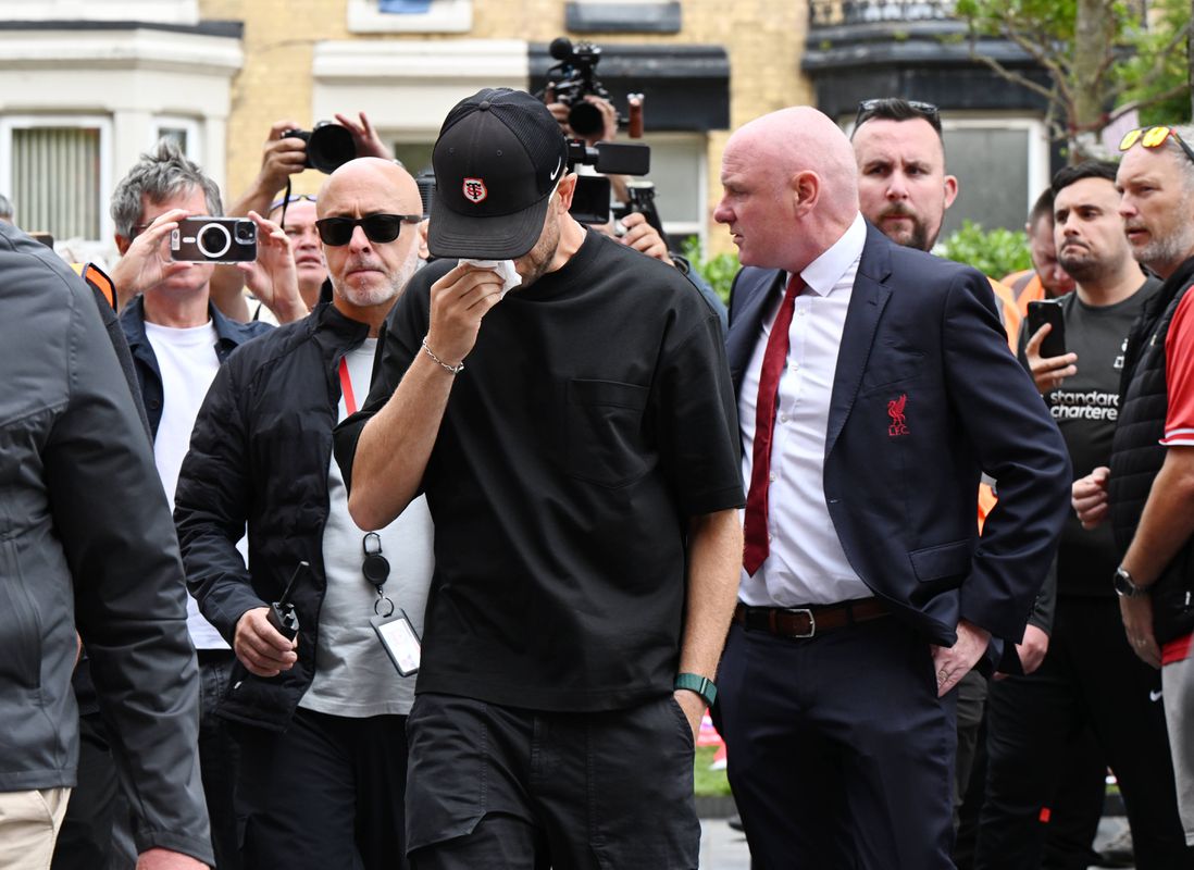 Em lágrimas, antigo capitão do Liverpool em Anfield no memorial por Jota
