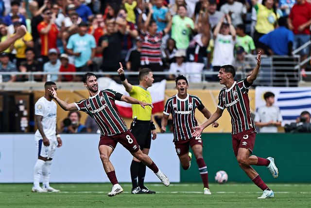 Jogadores do Fluminense a celebrarem o golo de Martinelli