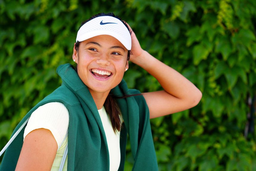 A britânica Ema Raducanu continua em jogo em Wimbledon. (Foto: IMAGO)
