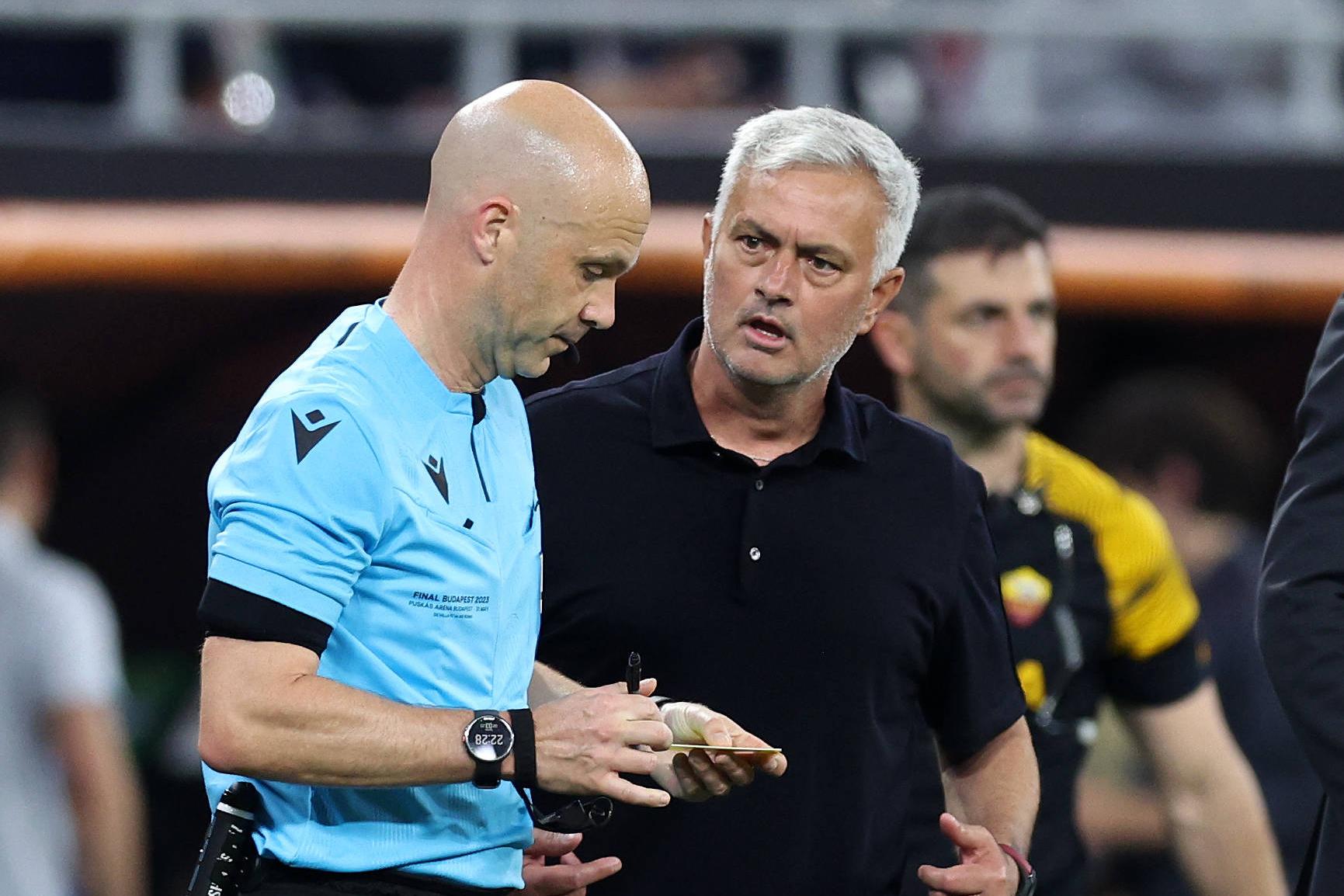 José Mourinho frustrado com Anthony Taylor em 2023