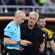 José Mourinho frustrado com Anthony Taylor em 2023