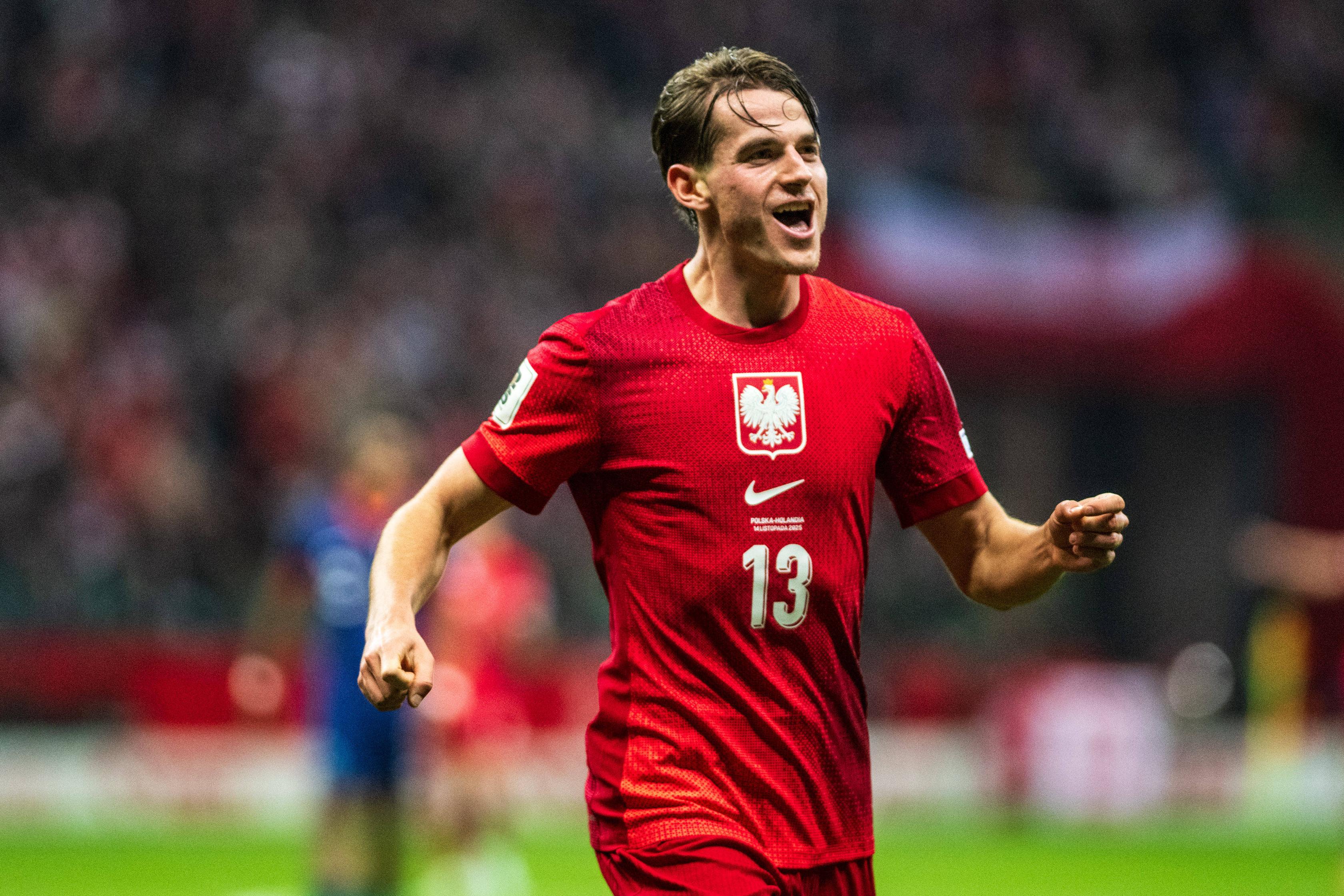 Jakub Kaminski com a camisola da Polónia — Foto: IMAGO