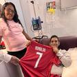 Hernán Gil com a camisola da Seleção e de Ronaldo - Foto: Embaixada de Portugal em Caracas