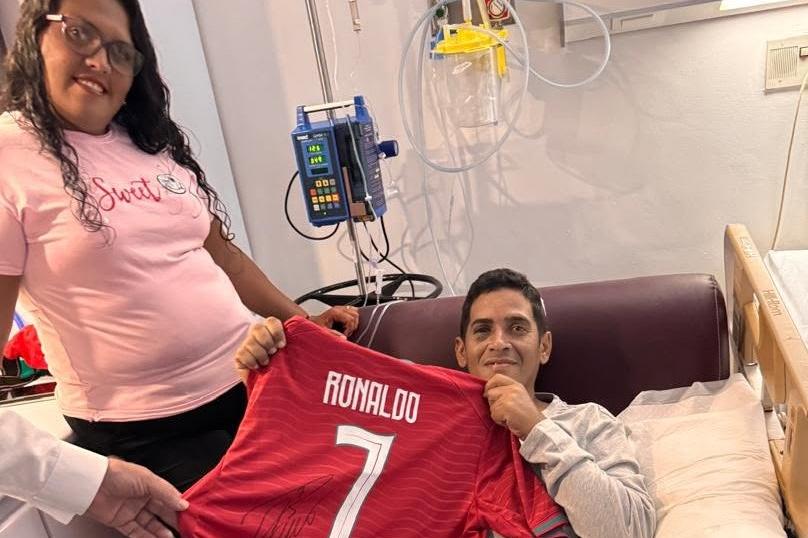 Hernán Gil com a camisola da Seleção e de Ronaldo - Foto: Embaixada de Portugal em Caracas
