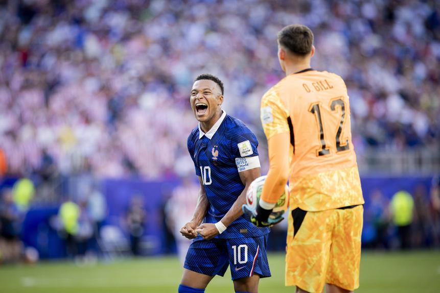 Kylian Mbappé celebrando no final do jogo, numa mistura de alegria e raiva - Foto: IMAGO