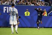 Sidny Cabaral nem queria acreditar no golo que marcara (e com Messi a assistir) - Foto: IMAGO