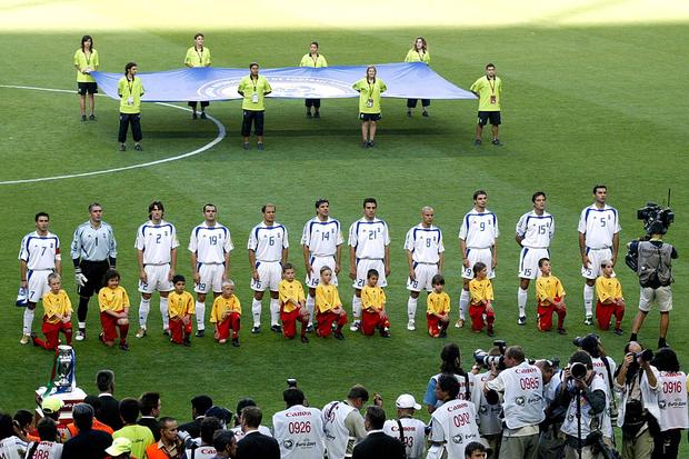 O onze da Grécia na final do Euro 2004: Zagorakis, Nikopolidis, Seitaridis, Kapsis, Basinas, Fyssas, Katsouranis, Giannakopoulos, Charisteas, Vryzas e Dellas. Venetidis e Papadopoulos saíram do banco