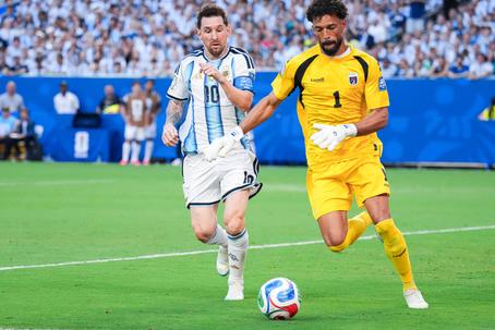 Vozinha ao lado de Messi