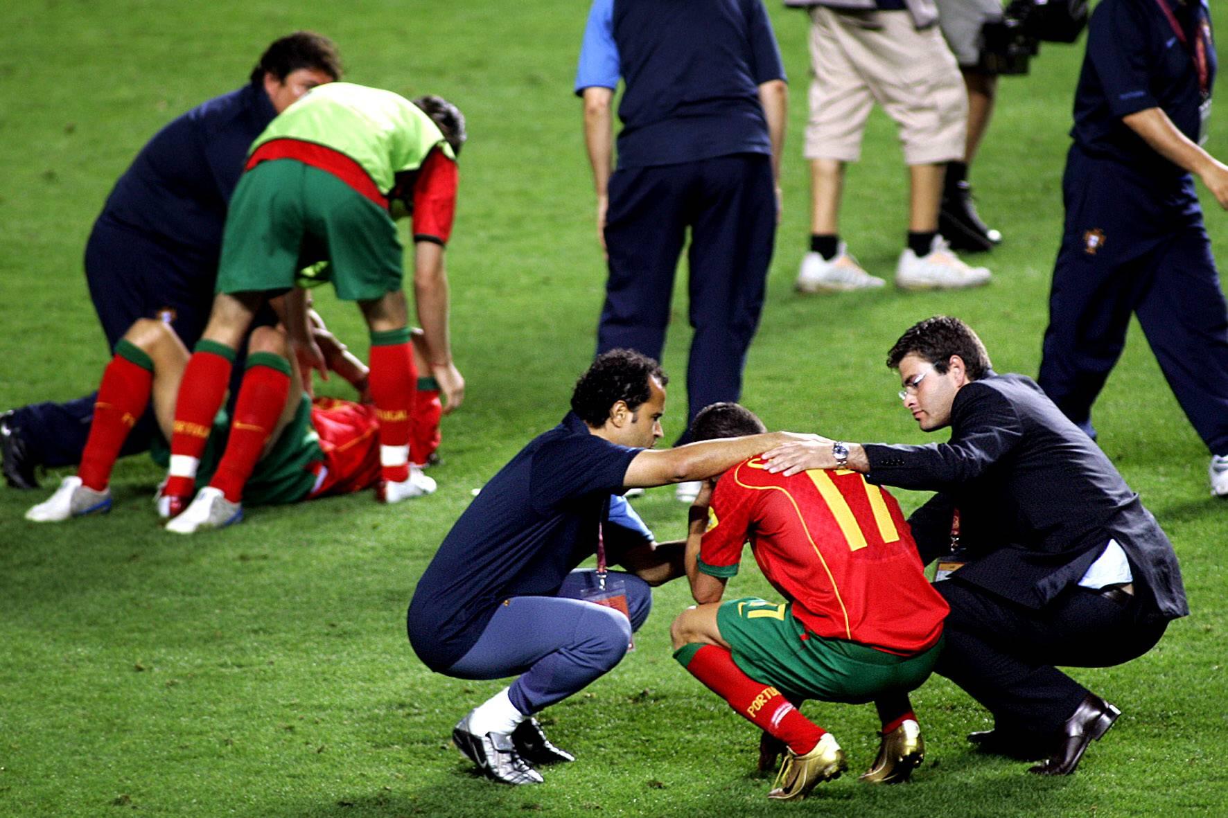 Cristiano Ronaldo em lágrimas a ser consolado
