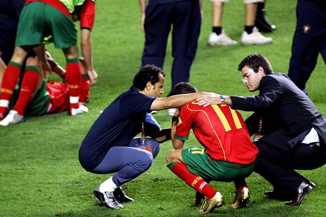 Cristiano Ronaldo em lágrimas a ser consolado