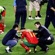 Cristiano Ronaldo em lágrimas a ser consolado