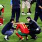 Cristiano Ronaldo em lágrimas a ser consolado