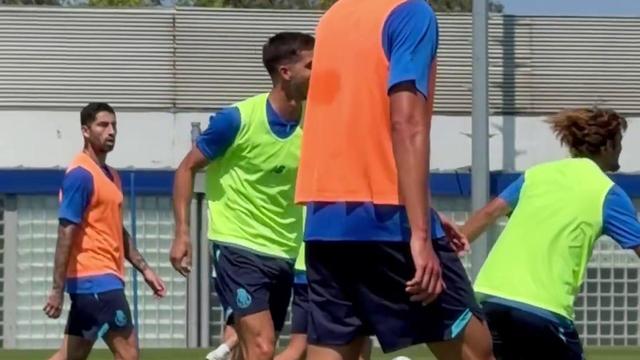 Cruzamento, bicicleta e golo: Mora e André Silva em sintonia perfeita