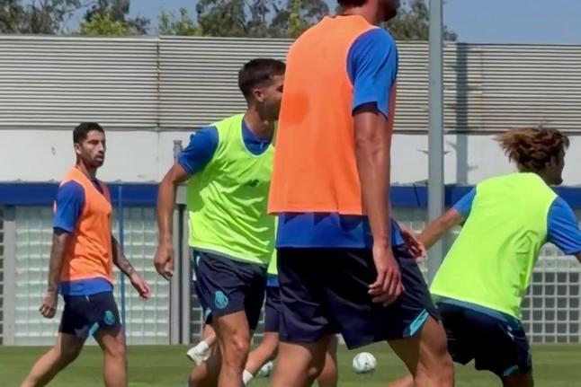 Cruzamento, bicicleta e golo: Mora e André Silva em sintonia perfeita