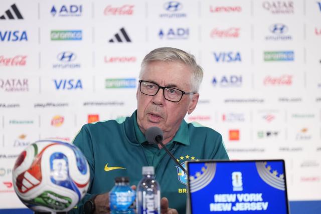 Carlo Ancelotti em conferência de imprensa