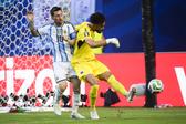 Messi pressiona Vozinha - Foto: IMAGO
