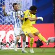 Messi pressiona Vozinha (IMAGO)