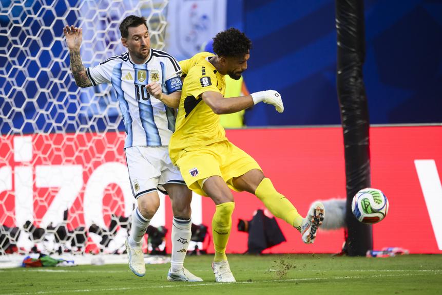 Messi pressiona Vozinha (IMAGO)