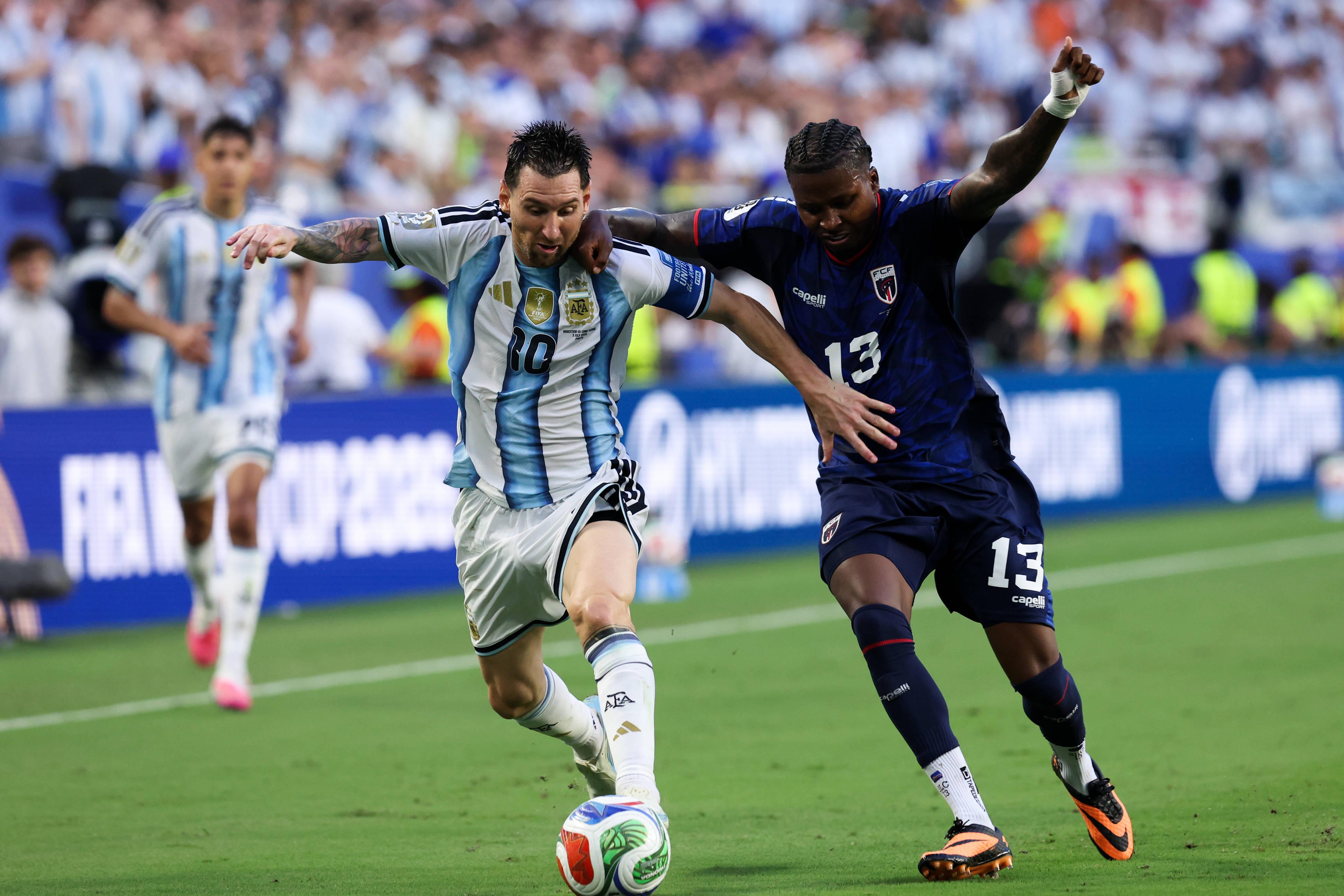 Messi em duelo com Sidny Lopes Cabral