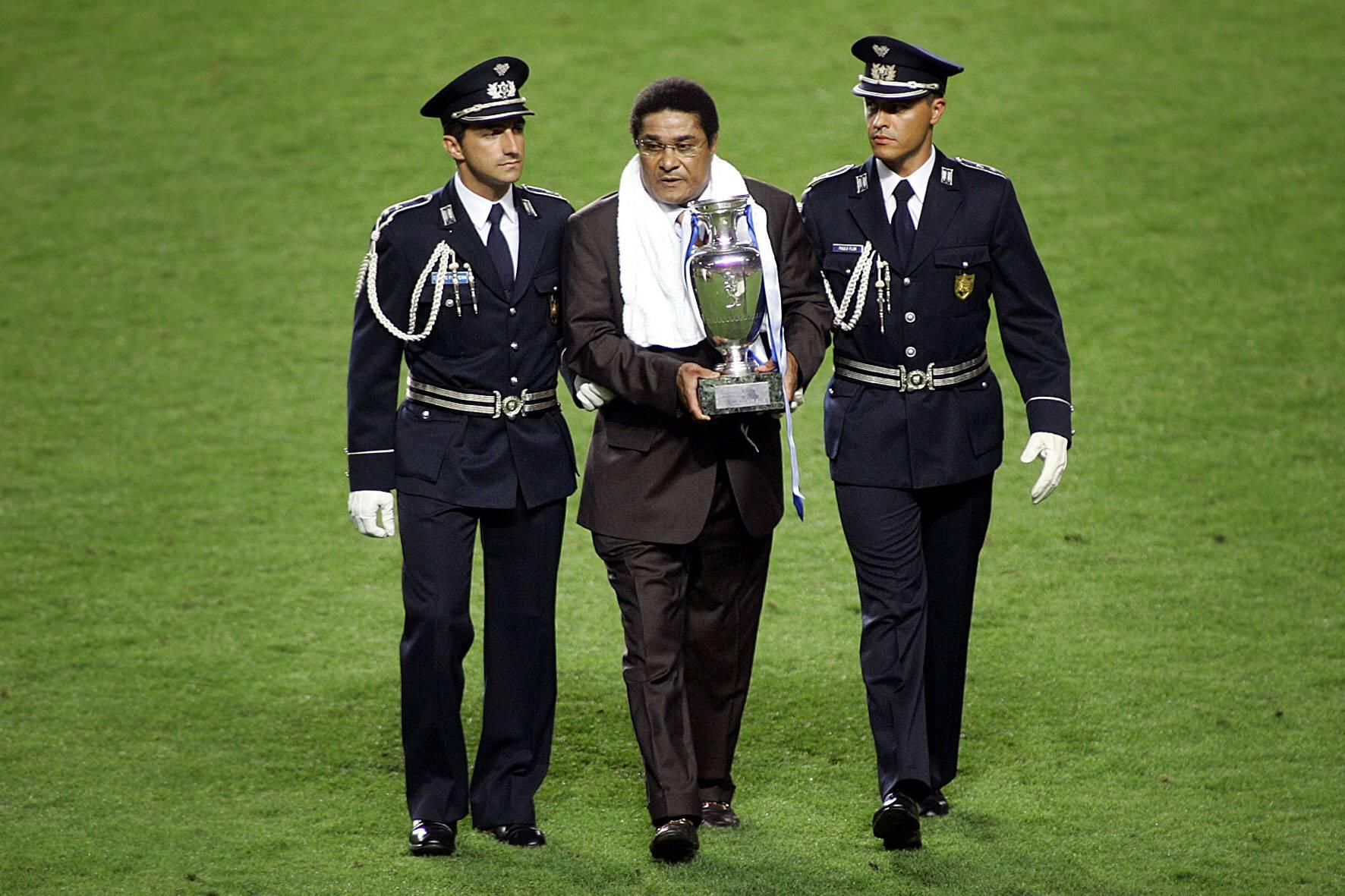 Eusébio com o troféu
