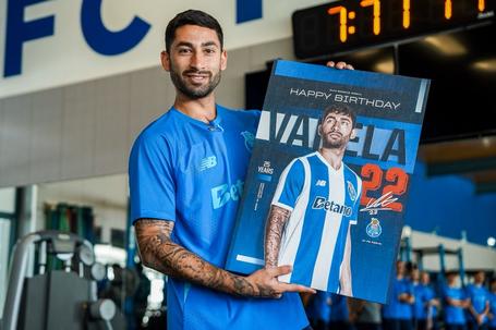 Aniversariante Alan Varela recebeu uma prenda no Olival - Foto: FC Porto