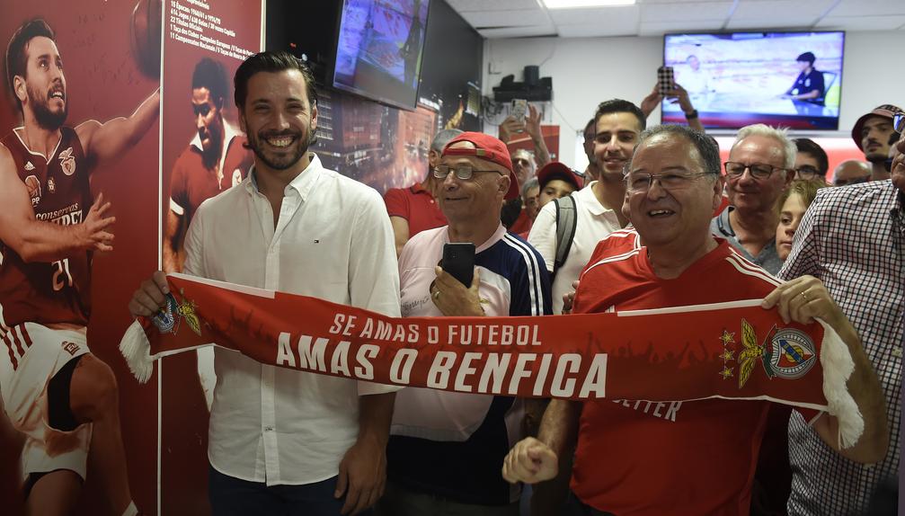 Tomás Barroso (à esq.), vice-presidente para as modalidades do Benfica - Foto: André Alves