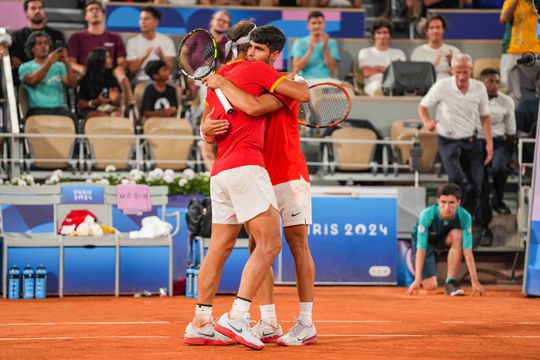 Nadal consola Alcaraz: «Valoriza esta medalha muito importante para a Espanha»