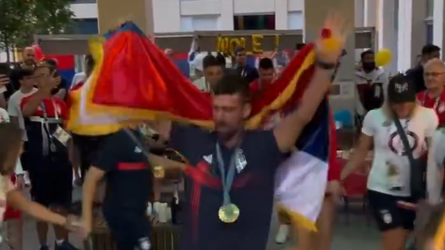 VÍDEO: Djokovic festeja medalha de ouro na Aldeia Olímpica