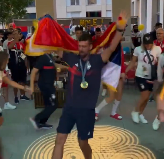 VÍDEO: Djokovic festeja medalha de ouro na Aldeia Olímpica