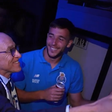 Os parabéns a Nélson Puga no autocarro do FC Porto (vídeo)