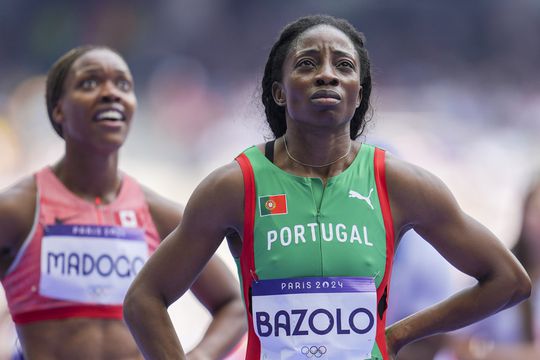 Paris 2024: Lorène Bazolo em 5.º na 1.ª série dos 200 metros