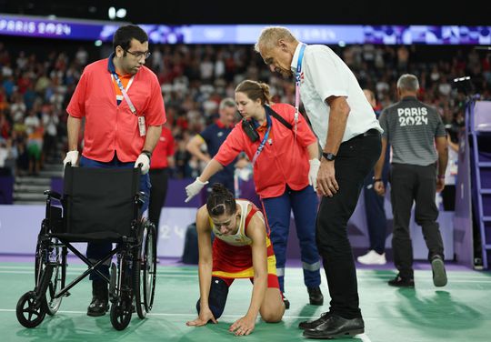 VÍDEO: espanhola desiste em lágrimas por lesão às portas da final