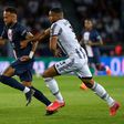 Neymar com a bola perseguido por Bremer