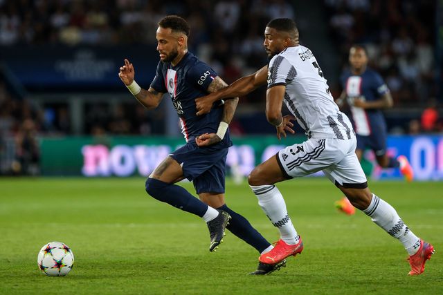 Neymar com a bola perseguido por Bremer