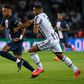 Neymar com a bola perseguido por Bremer