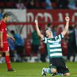 Anderson Polga, antigo central brasileiro do Sporting, celebra, de joelhos e braços erguidos aos céus, o apuramento do Sporting para o 'play-off' da Champions de 2009/10