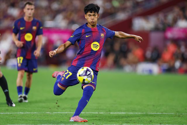 Quem tem três letras no nome, 17 anos e já é titular no Barcelona?